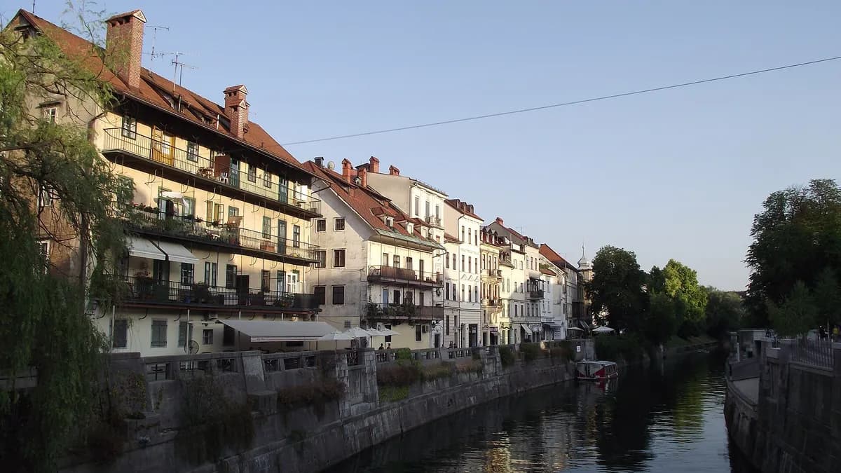 Stari dio Ljubljane uz rijeku Ljubljanicu, pogled s Postolarskog mosta