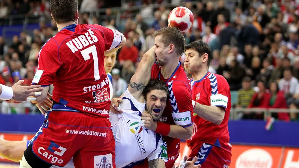 Napadač Francuske blokiran od trojice igrača Češke na Evropskom prvenstvu 2010.