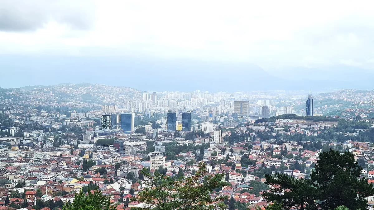 Panorama Sarajeva snimljena s uzvišenja na istočnoj strani grada 2022. godine.