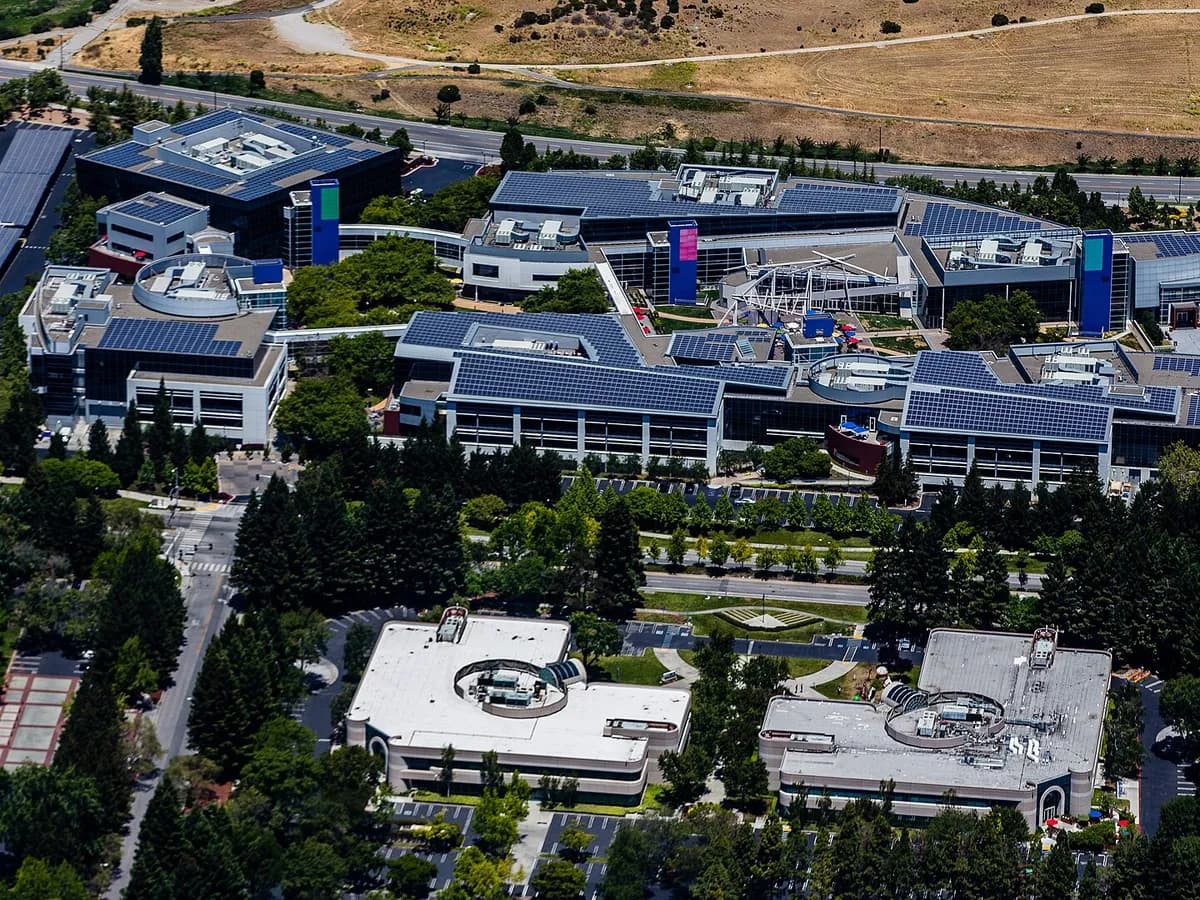 Pogled iz zraka na glavni kampus kompanije Google u Mountain Viewu u Kaliforniji.