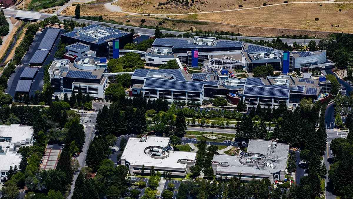 Pogled iz zraka na glavni kampus kompanije Google u Mountain Viewu u Kaliforniji.