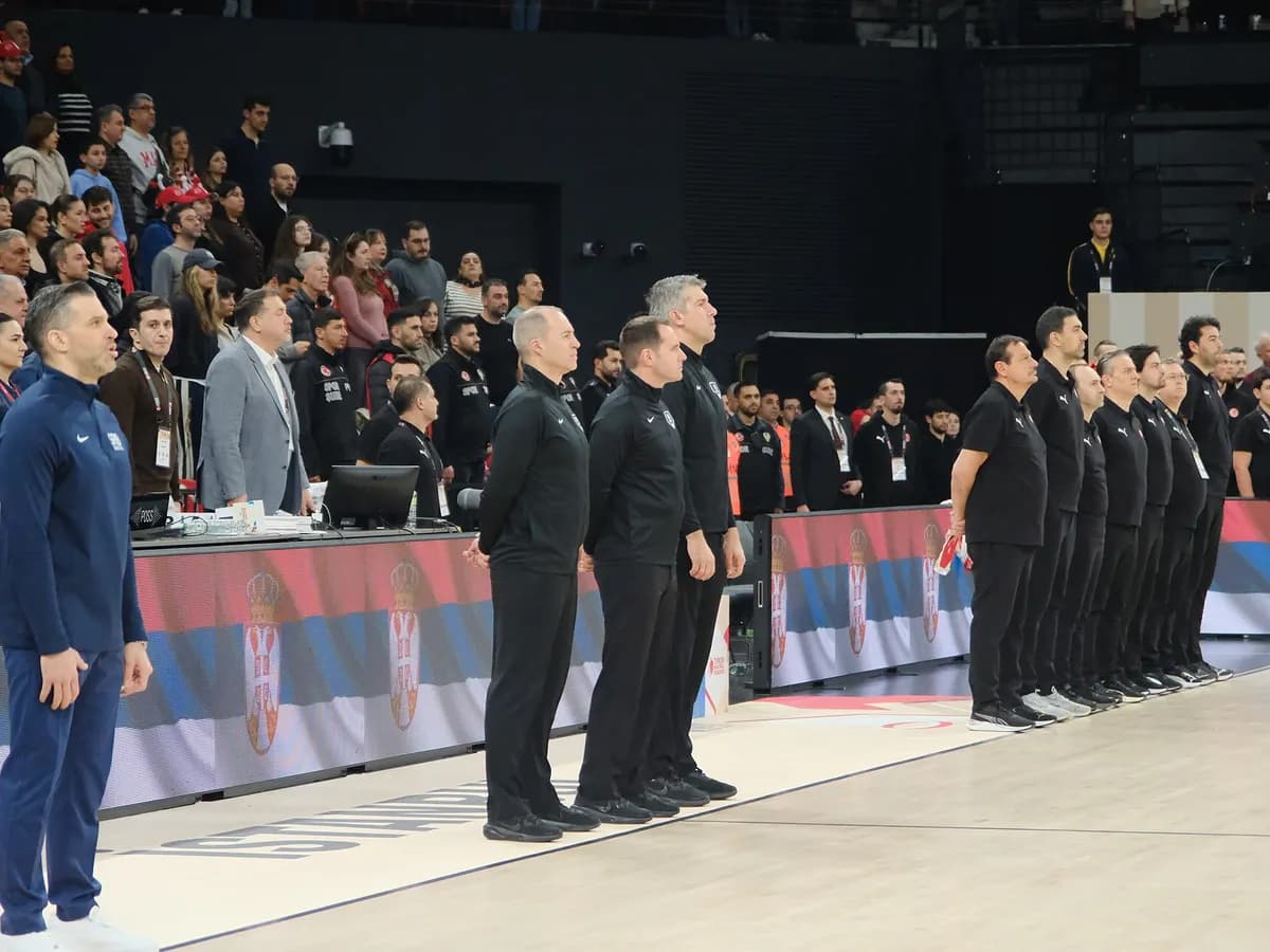 Trojica košarkaških sudija na terenu