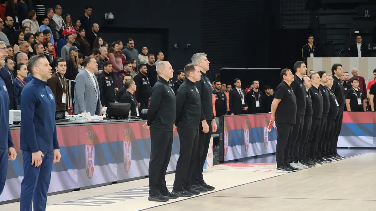 Trojica košarkaških sudija na terenu