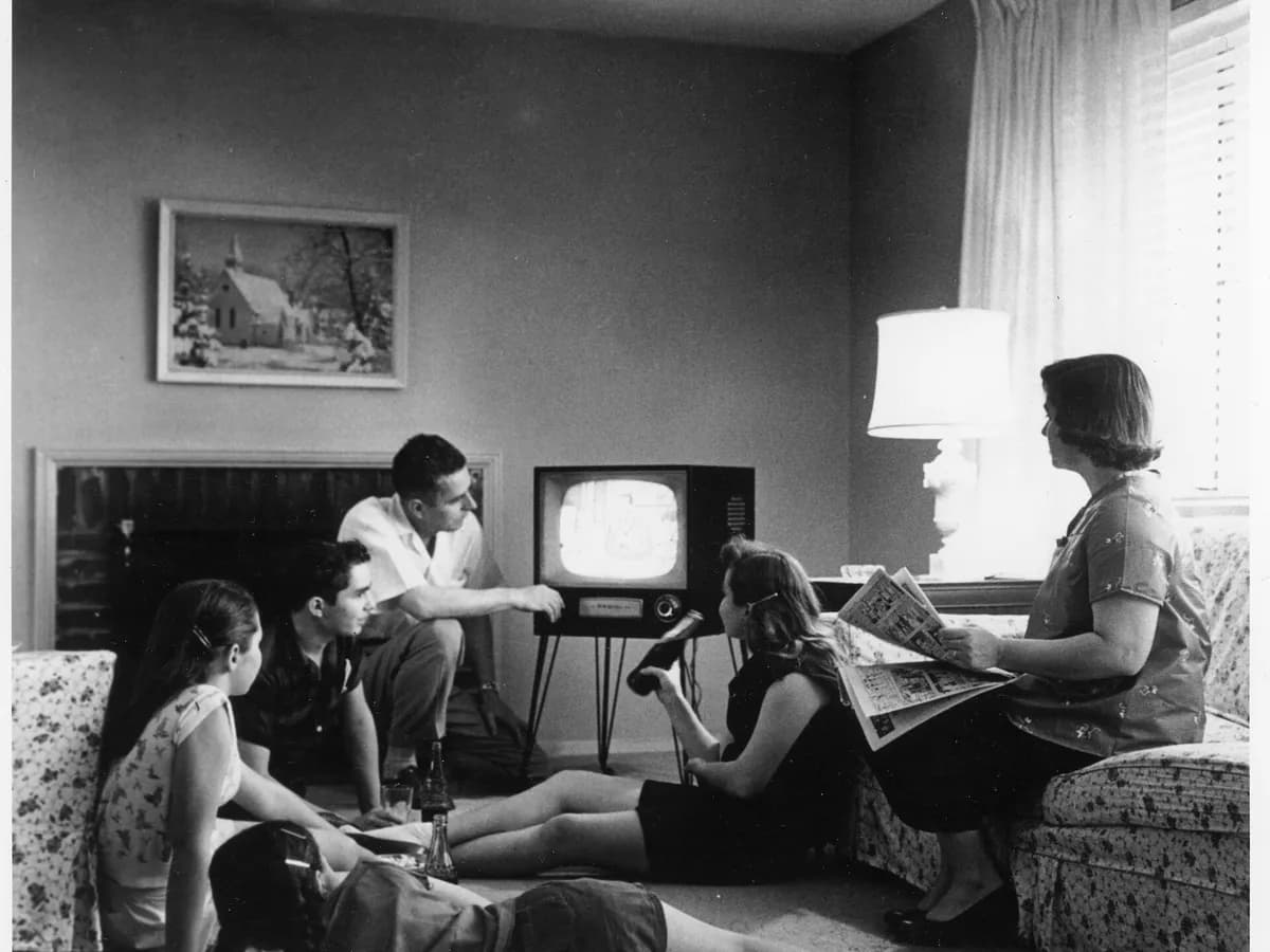 Porodica gleda televiziju kod kuće, oko 1958.