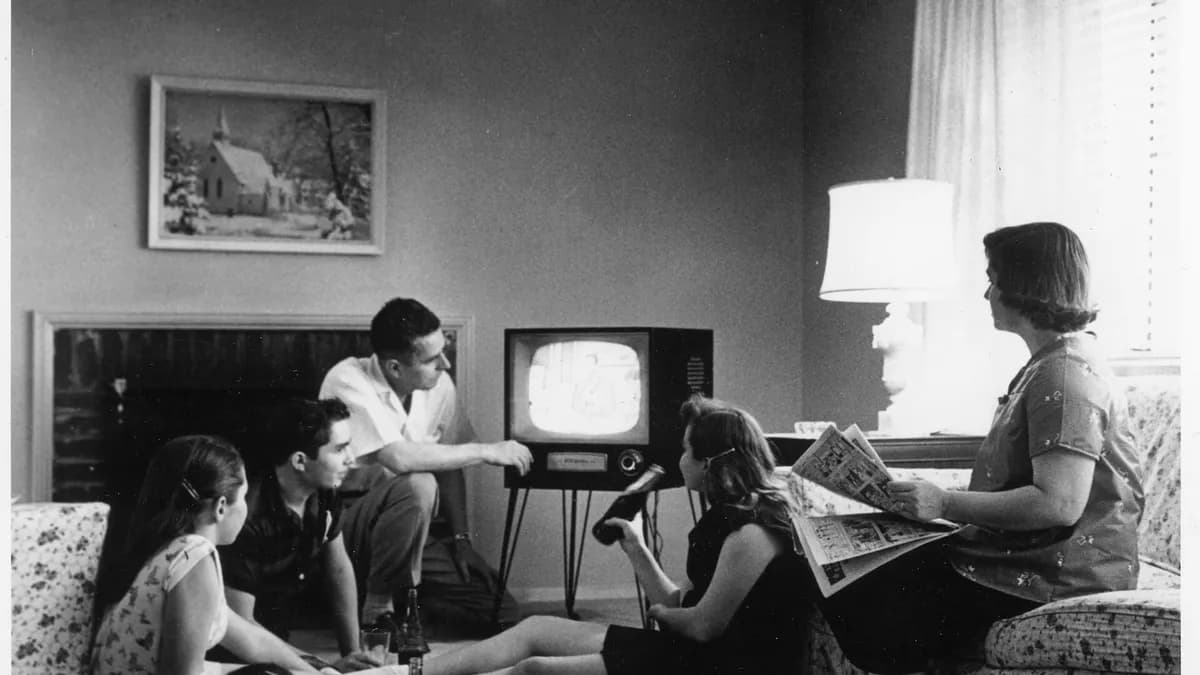 Porodica gleda televiziju kod kuće, oko 1958.