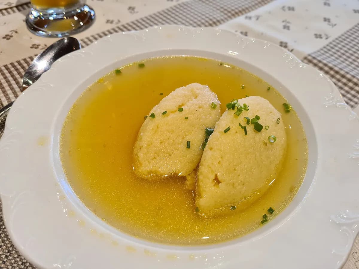 Ilustracija: goveđa supa s knedlama od griza i vlascem; fotografija ne prikazuje jelo pripremljeno po ovom receptu.