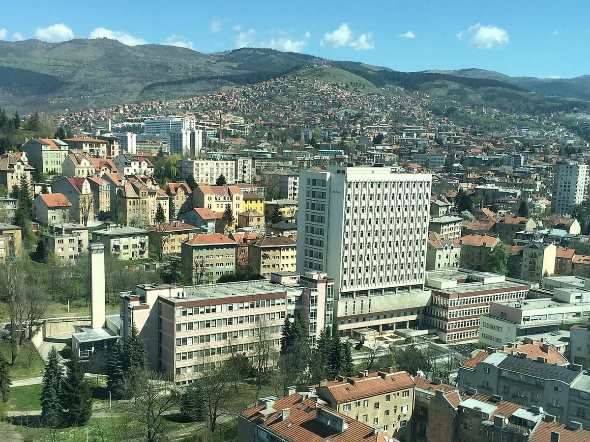 Zgrada Opće bolnice „Prim. dr. Abdulah Nakaš” u centru Sarajeva.