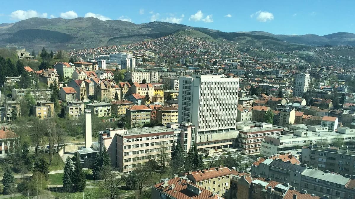 Zgrada Opće bolnice „Prim. dr. Abdulah Nakaš” u centru Sarajeva.