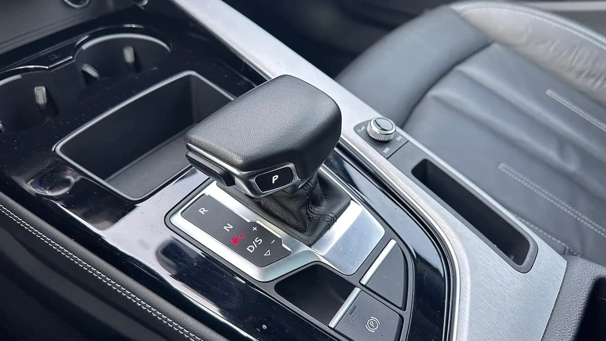 Ilustracija: ručica automatskog mjenjača u automobilu Audi A4 Allroad.