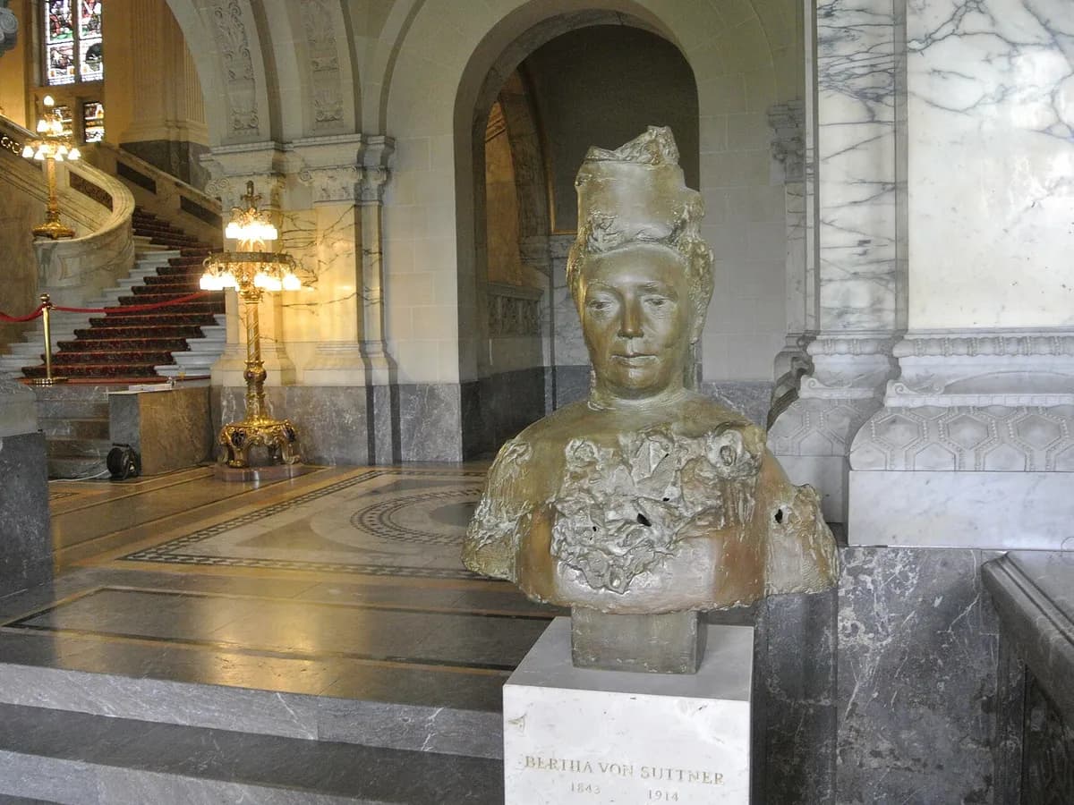 Kip Berthe von Suttner, prve dobitnice Nobelove nagrade za mir, u Palati mira u Hagu