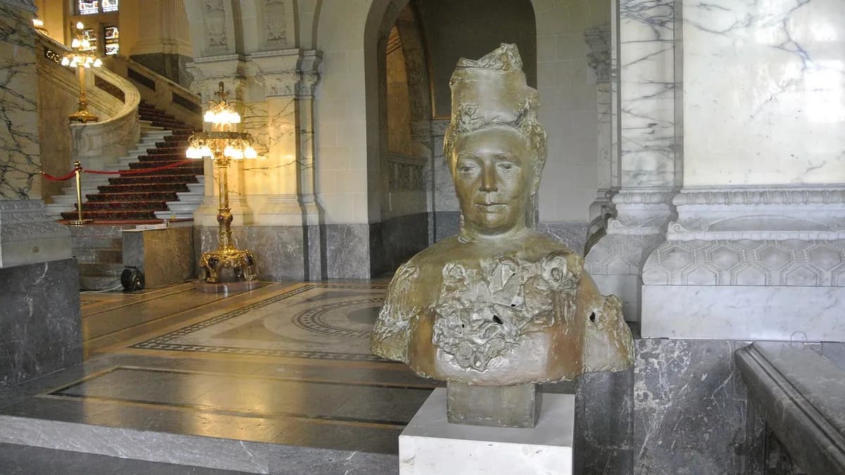 Kip Berthe von Suttner, prve dobitnice Nobelove nagrade za mir, u Palati mira u Hagu