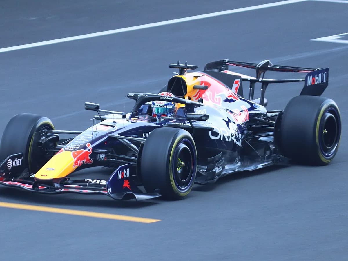 Max Verstappen u bolidu Red Bulla na prvom slobodnom treningu Velike nagrade Kine 2026. godine.