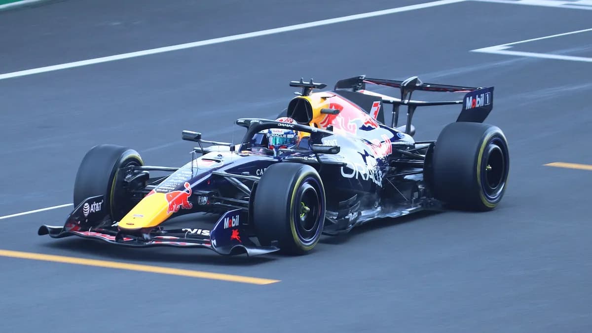 Max Verstappen u bolidu Red Bulla na prvom slobodnom treningu Velike nagrade Kine 2026. godine.