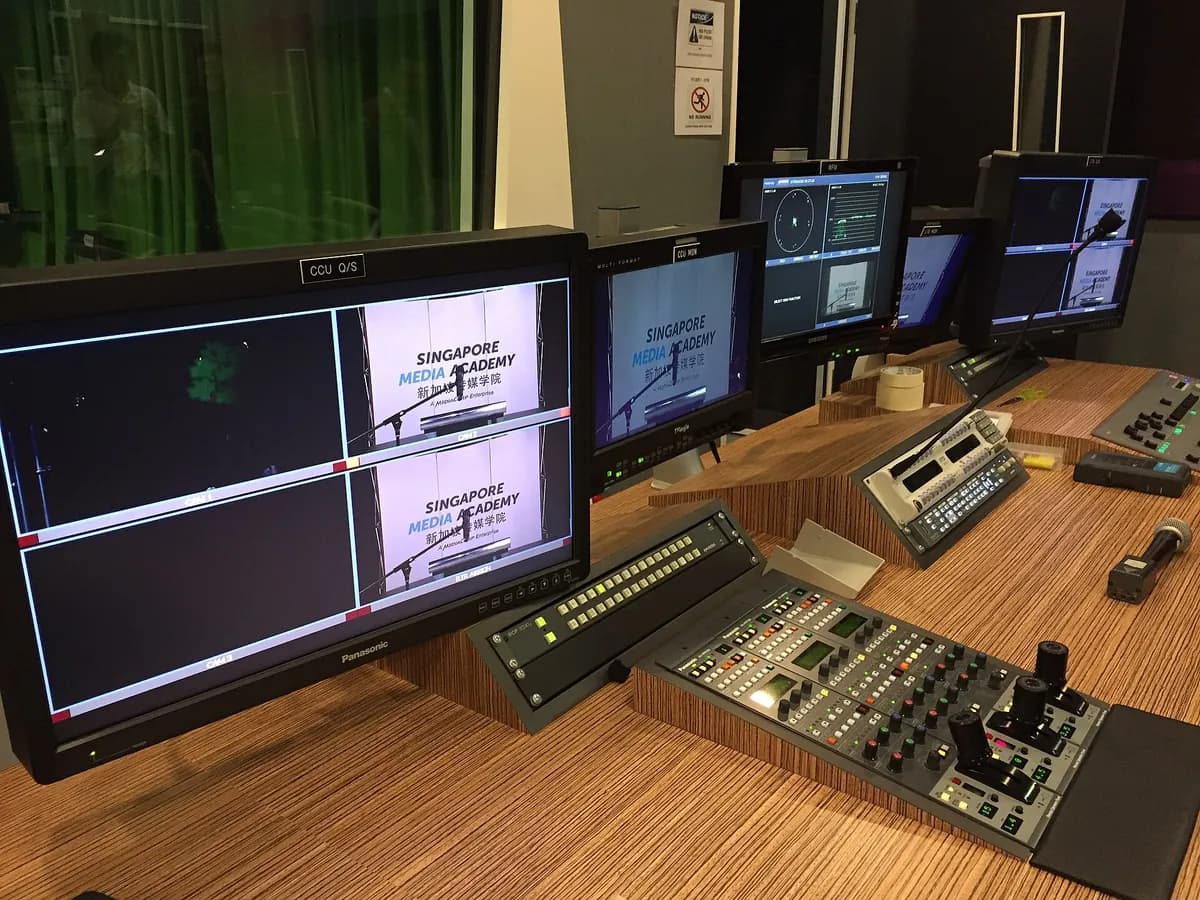 Televizijski studio s kamerama i rasvjetom