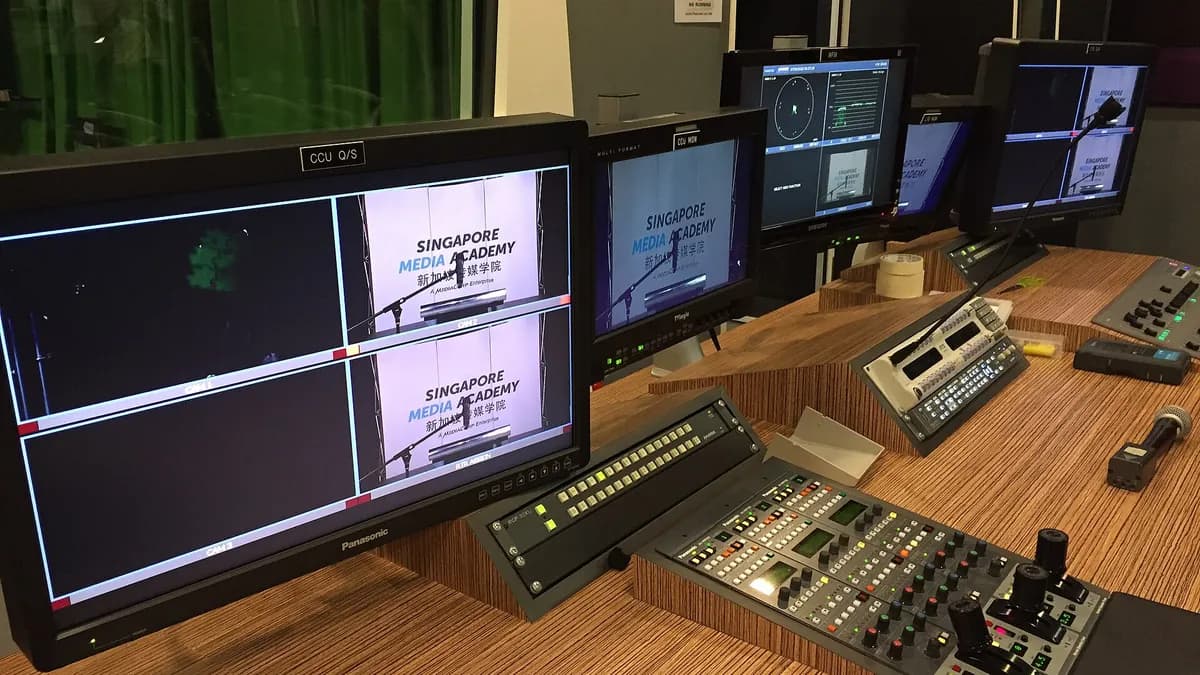 Televizijski studio s kamerama i rasvjetom