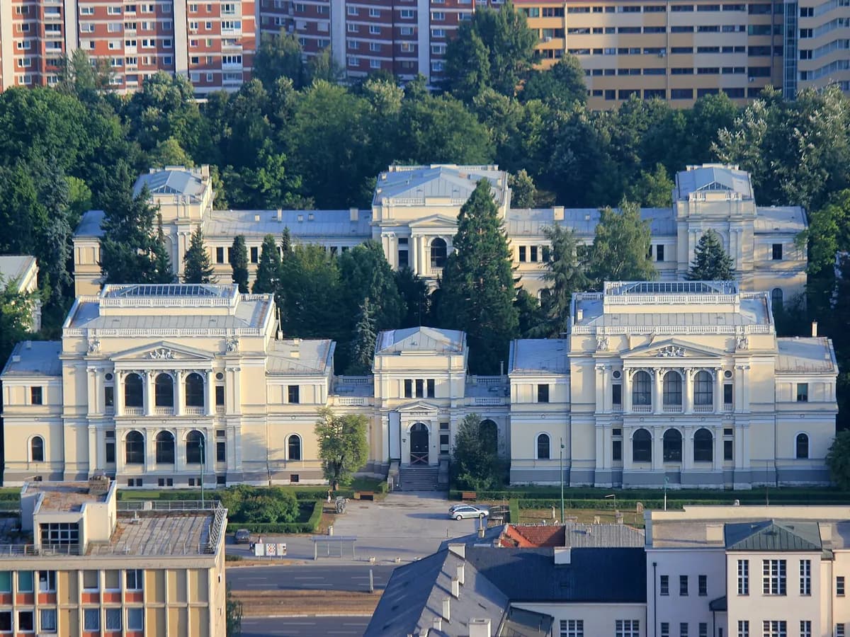 Zemaljski muzej Bosne i Hercegovine u Sarajevu iz zraka, s paviljonima i botaničkim vrtom
