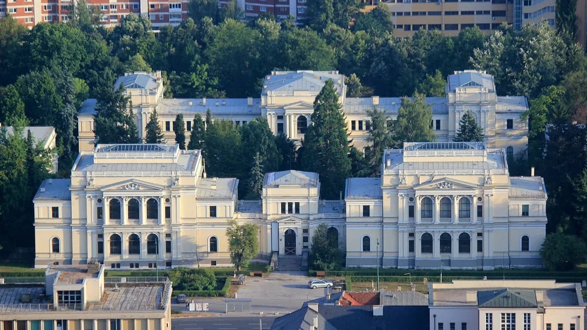 Zemaljski muzej Bosne i Hercegovine u Sarajevu iz zraka, s paviljonima i botaničkim vrtom