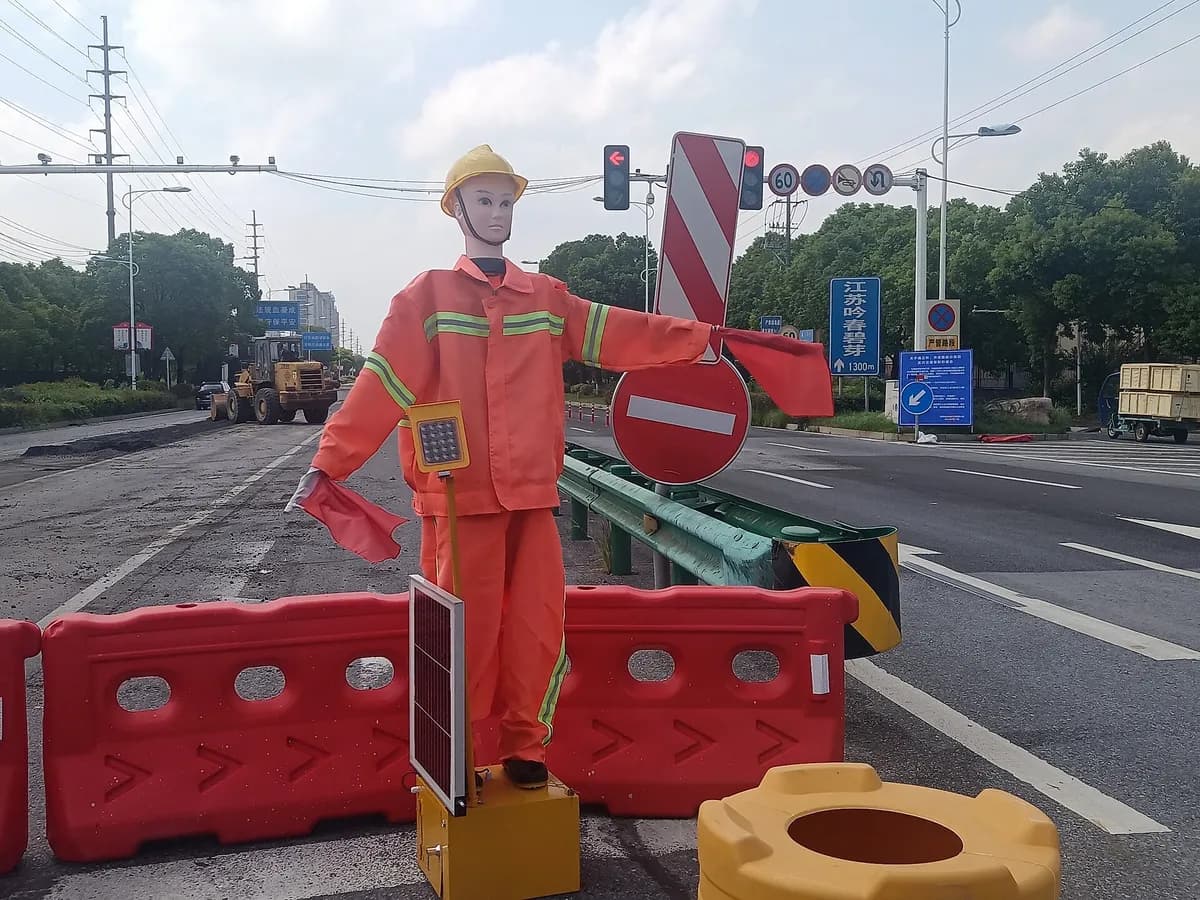 Ilustracija: inteligentni robot saobraćajne policije.