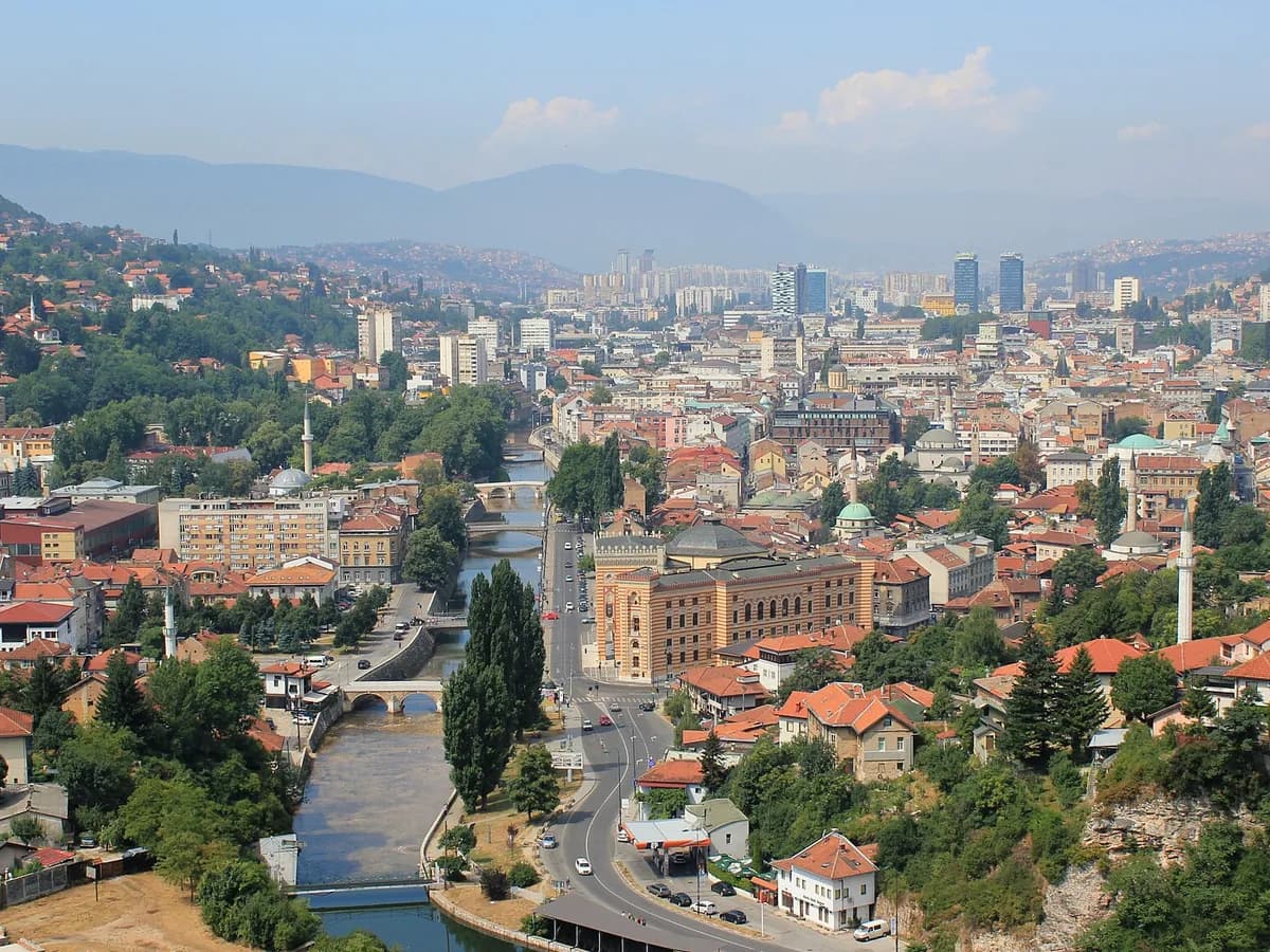 Ilustracija: pogled na Sarajevo s istočne strane grada.