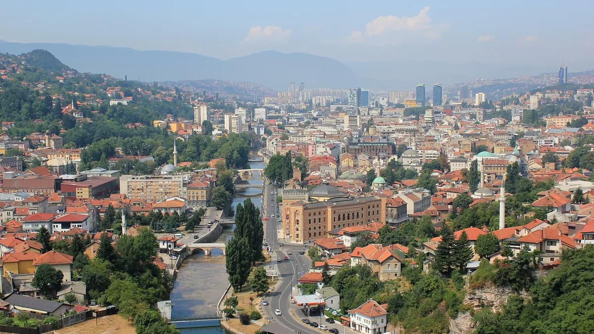 Ilustracija: pogled na Sarajevo s istočne strane grada.