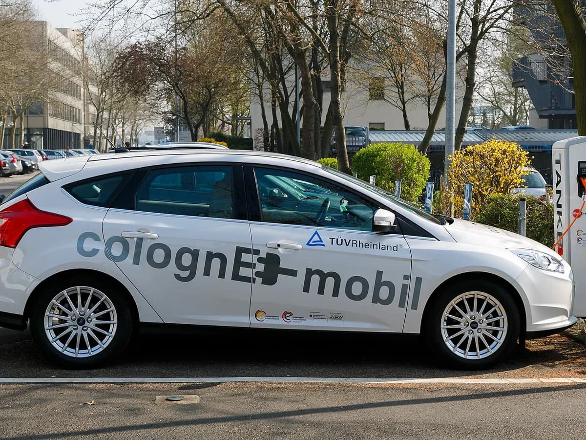 Ilustracija: punionica za električne automobile kod sjedišta TÜV Rheinlanda u Kölnu, Njemačka.