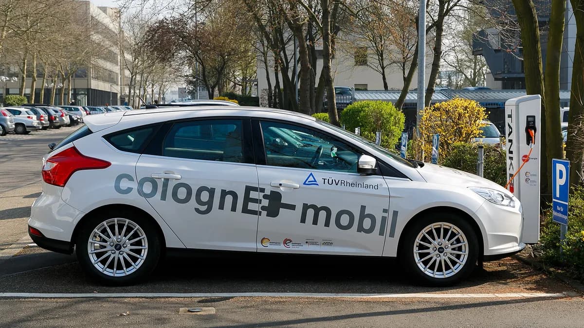 Ilustracija: punionica za električne automobile kod sjedišta TÜV Rheinlanda u Kölnu, Njemačka.