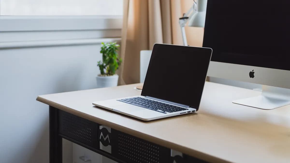Laptop na uređenom radnom stolu