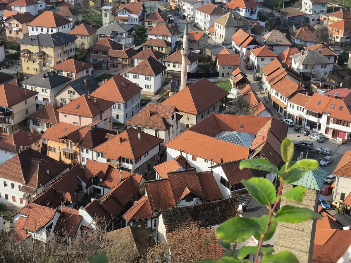 Stari dio Tešnja s tvrđave; u Tešnju je smještena radnja filma „Gori vatra“
