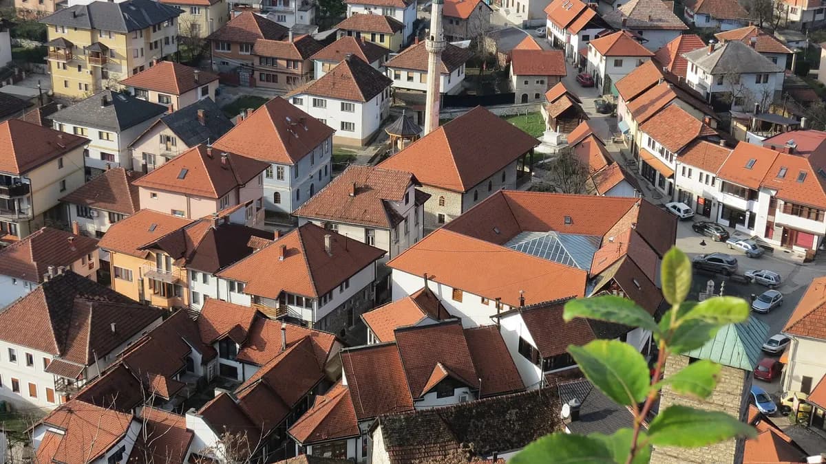 Stari dio Tešnja s tvrđave; u Tešnju je smještena radnja filma „Gori vatra“