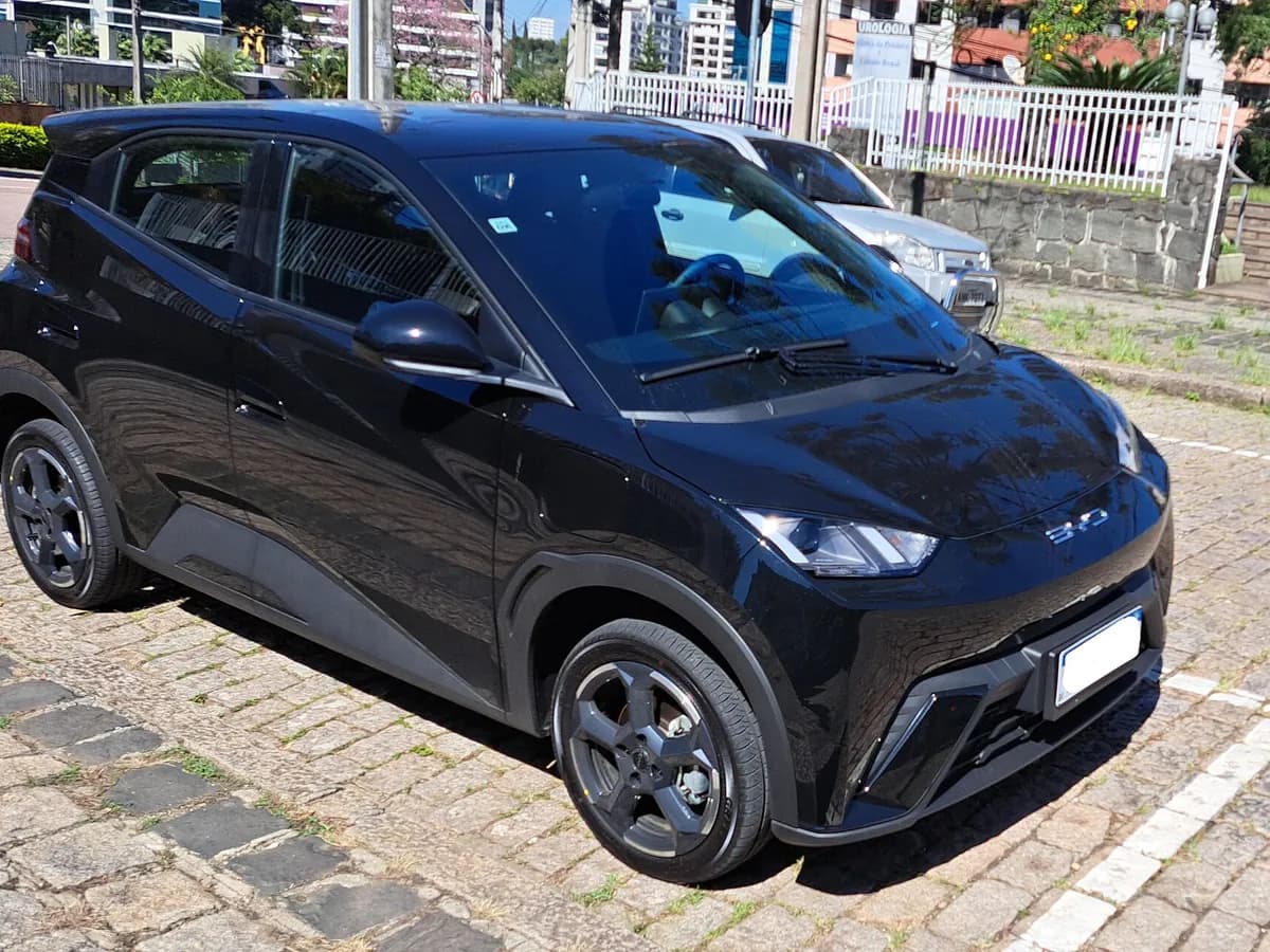 Ilustracija: električni gradski automobil BYD Dolphin Mini (BYD Seagull) kineskog proizvođača BYD, snimljen u Brazilu.