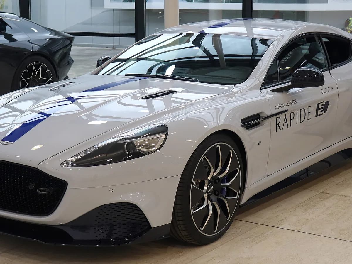 Arhivska fotografija: električni Aston Martin Rapide E iz 2019. godine, snimljen u fabrici u Gaydonu; projekt je zaustavljen prije serijske proizvodnje.