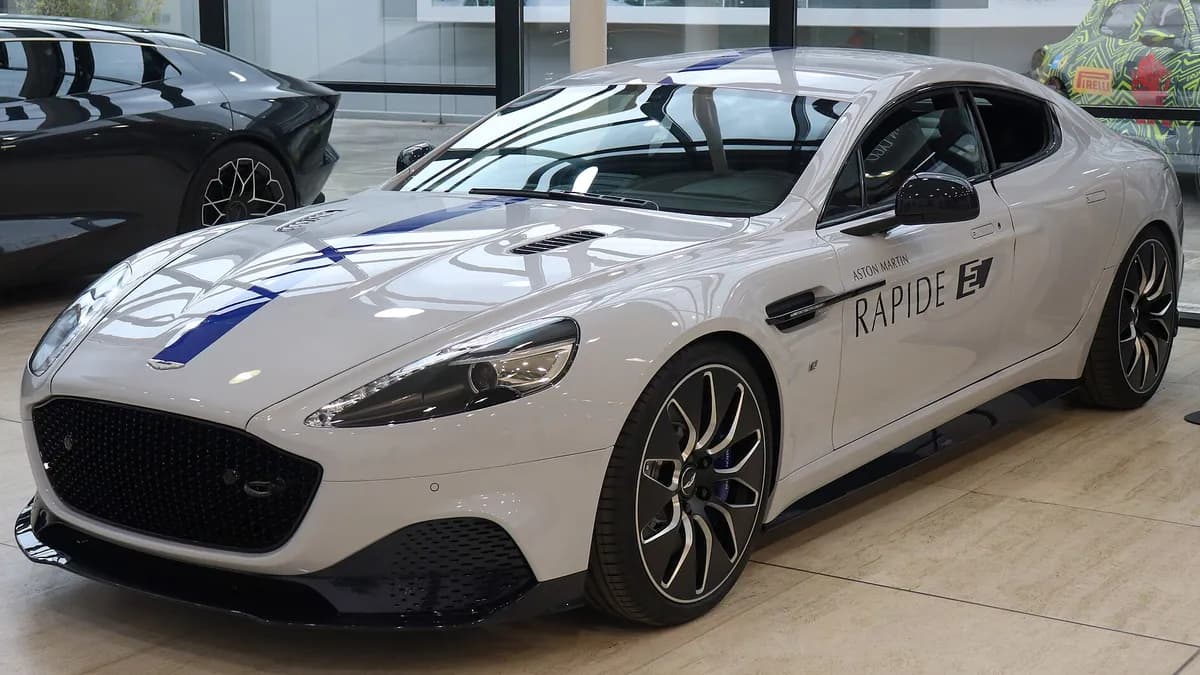 Arhivska fotografija: električni Aston Martin Rapide E iz 2019. godine, snimljen u fabrici u Gaydonu; projekt je zaustavljen prije serijske proizvodnje.