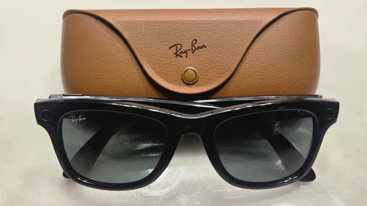 Ilustracija: pametne naočale Ray-Ban Meta prve generacije ispred kožne futrole za punjenje.