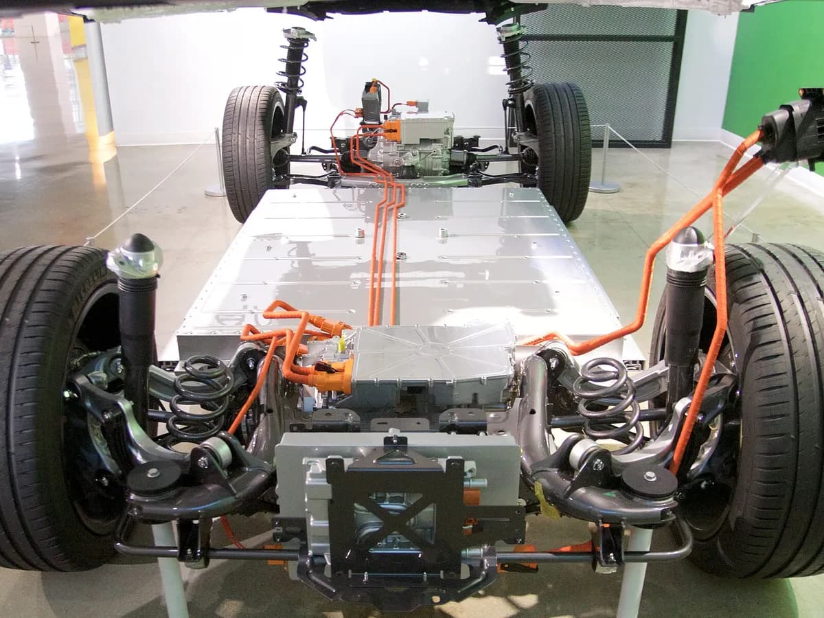 Platforma električnog automobila Volkswagen ID.3 izložena bez karoserije