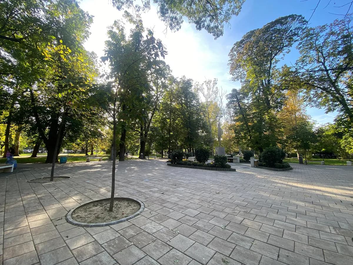 Ilustracija: gradski park i spomenik u centru Bijeljine.