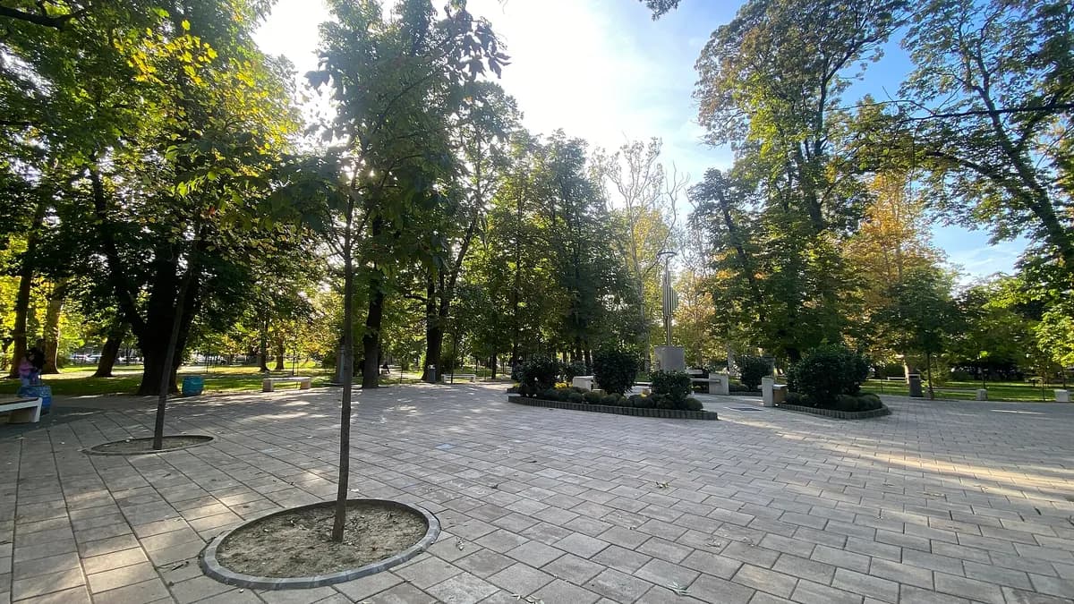 Ilustracija: gradski park i spomenik u centru Bijeljine.
