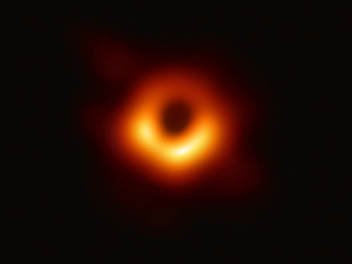 Prvi snimak crne rupe, u središtu galaksije M87, koji je napravio Event Horizon Telescope