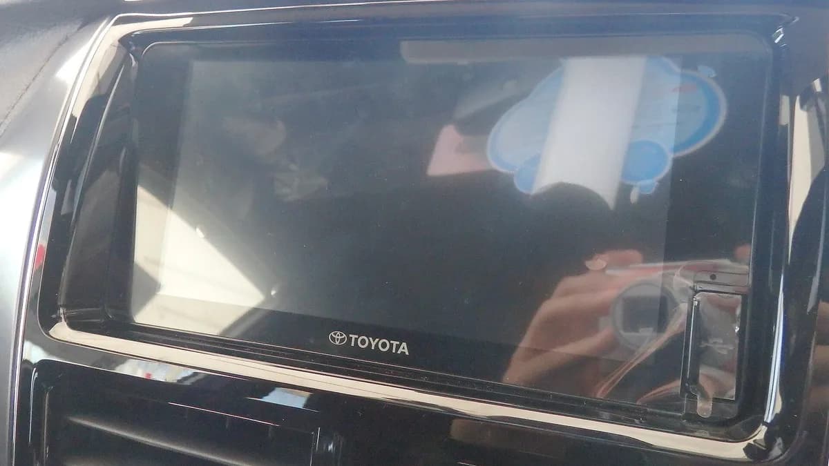 Ekran na dodir infotainment sistema u automobilu