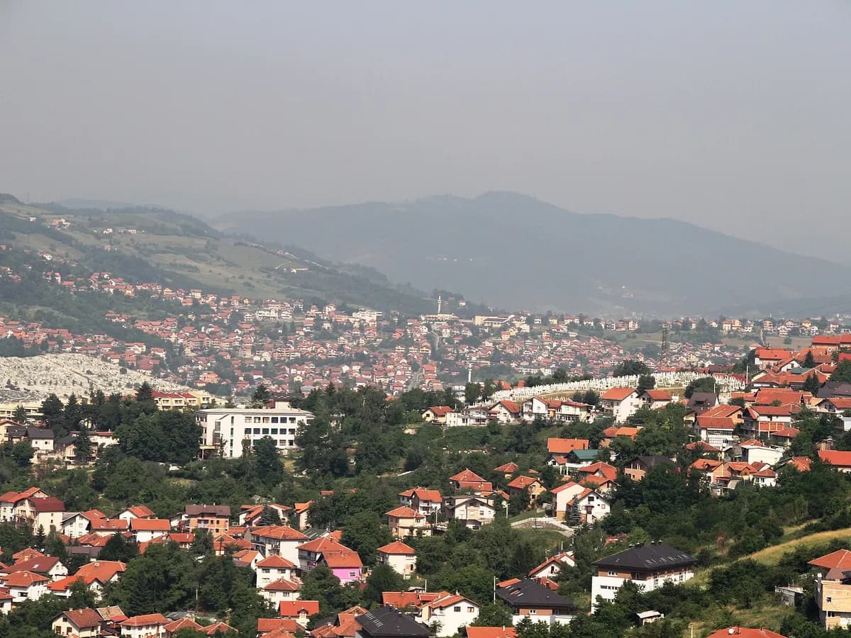 Ilustracija: pogled s istoka na sarajevska naselja Breka i Jagomir.