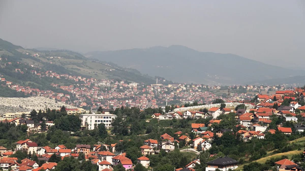 Ilustracija: pogled s istoka na sarajevska naselja Breka i Jagomir.