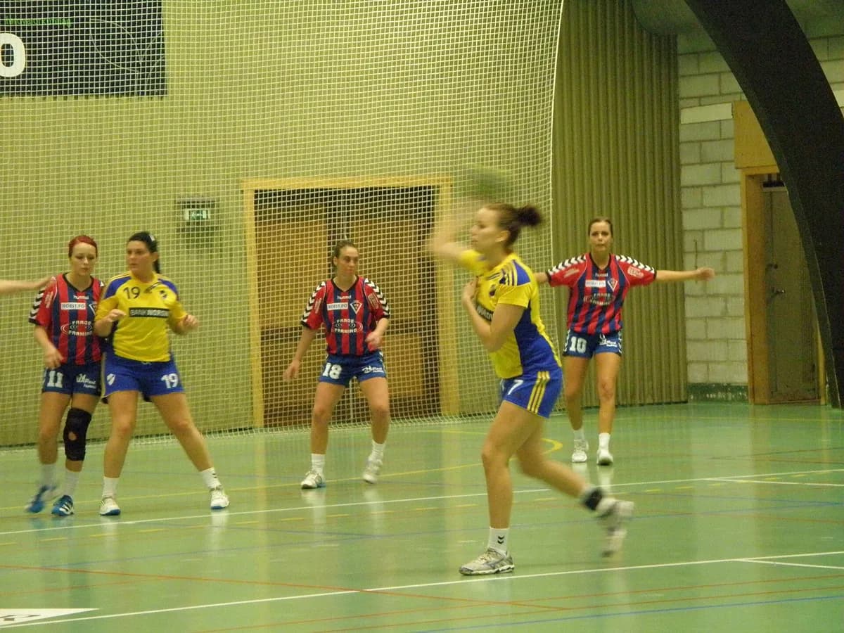 Rukometna utakmica u dvorani, ženska liga Farskih Ostrva 2011. godine