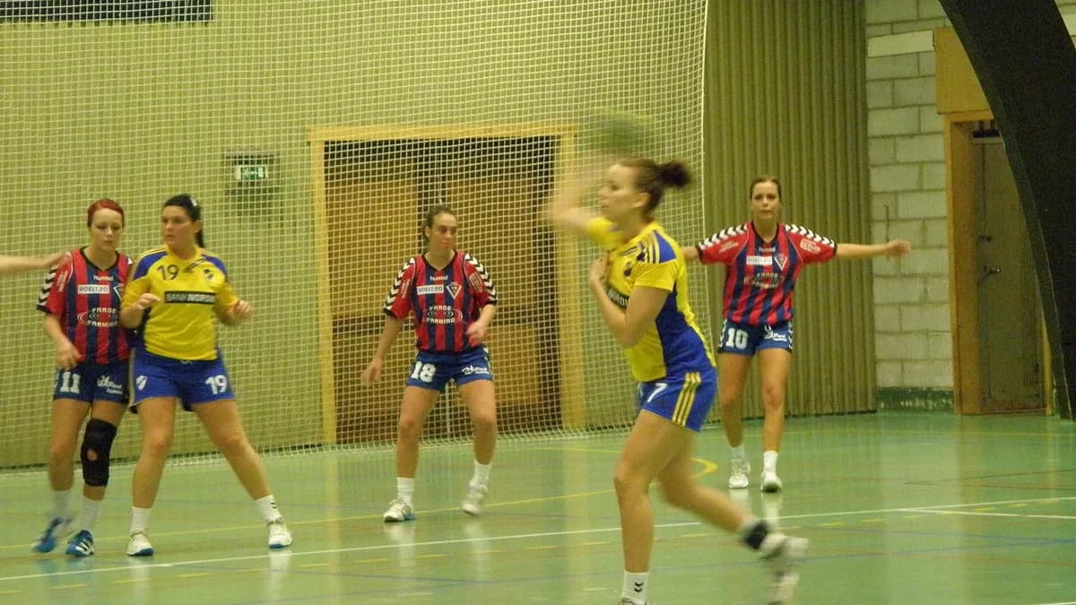 Rukometna utakmica u dvorani, ženska liga Farskih Ostrva 2011. godine