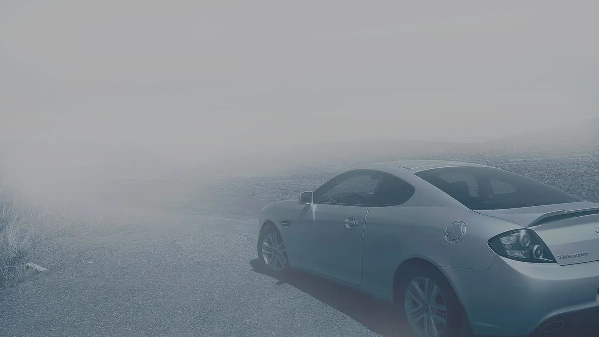 Automobil na cesti u gustoj magli sa smanjenom vidljivošću