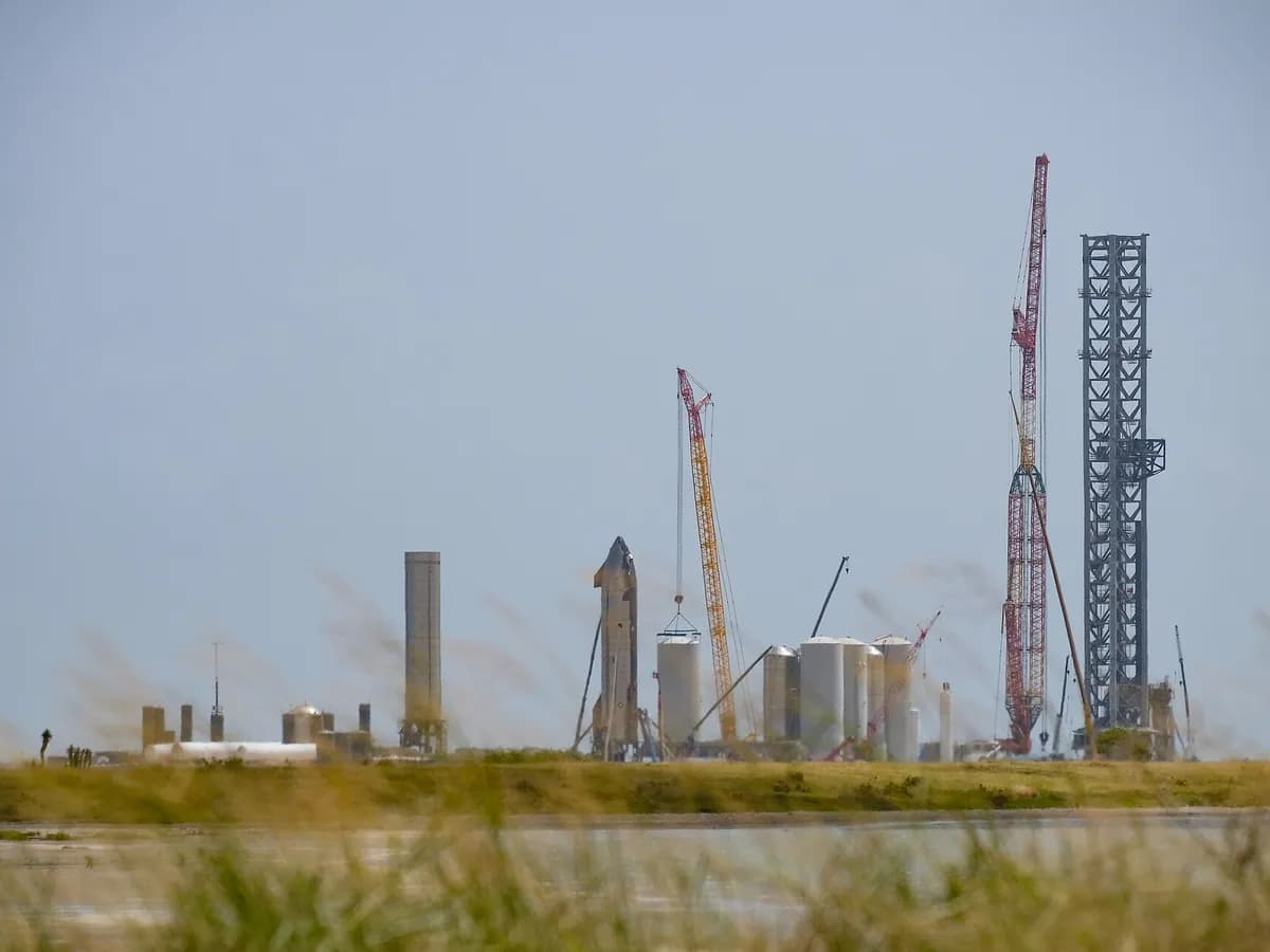 Arhivska fotografija: lansirni kompleks Starbase kompanije SpaceX u Teksasu s raketom Starship i lansirnim tornjem, pogled preko zaljeva.