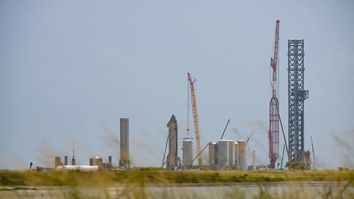 Arhivska fotografija: lansirni kompleks Starbase kompanije SpaceX u Teksasu s raketom Starship i lansirnim tornjem, pogled preko zaljeva.