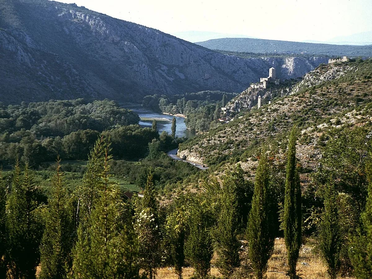Stari grad Počitelj iznad doline Neretve