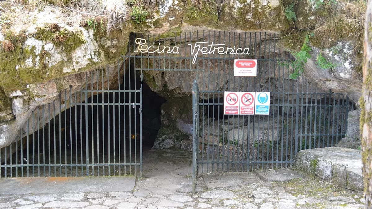 Ulaz u pećinu Vjetrenicu kod Ravnog u Popovom polju