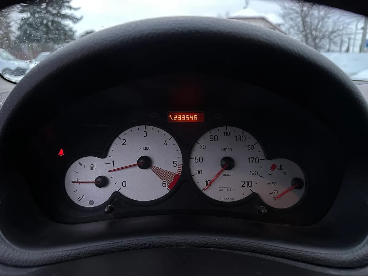 Ilustracija: brojčanik pređenih kilometara na instrument tabli automobila Peugeot 206 SW iz 2004. godine.