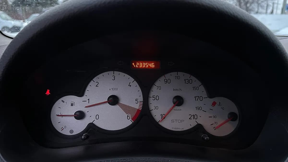 Ilustracija: brojčanik pređenih kilometara na instrument tabli automobila Peugeot 206 SW iz 2004. godine.