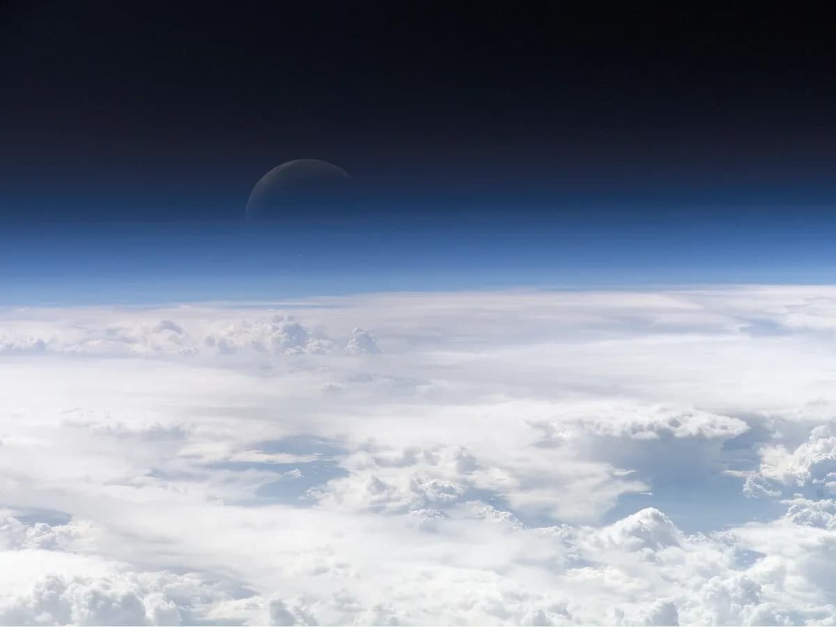 Tanki sloj Zemljine atmosfere snimljen s Međunarodne svemirske stanice, s Mjesecom u pozadini